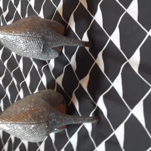 * Badgley mischka silver sparkle  peep toe heels, size 8 - Picture 3 of 12